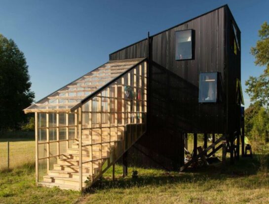 Así se diseñó una cálida casa prefabricada con poco presupuesto y una entrada 'triunfal'