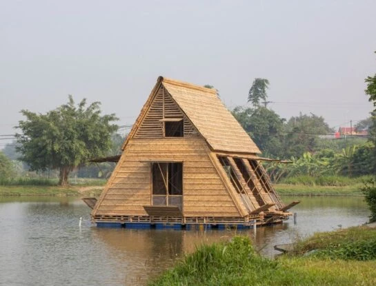Así se construyó una cabaña flotante de bambú