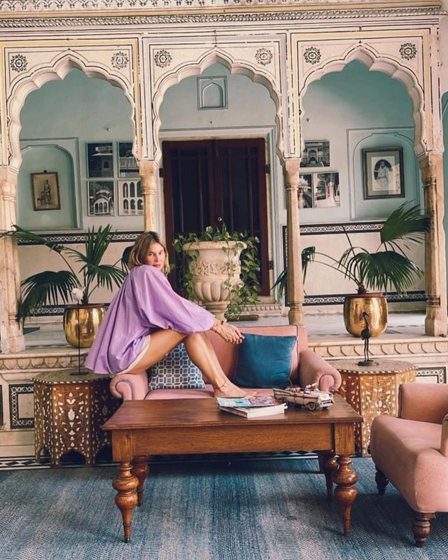 Dolores Barreiro con look hippie chic en tono lila