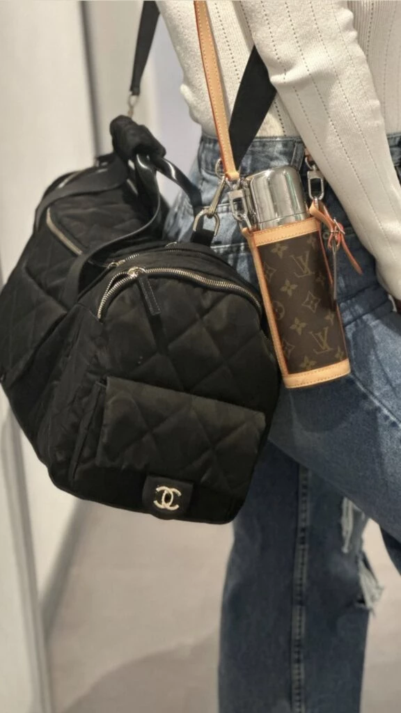 El accesorio verde de Louis Vuitton. Foto: Instagram.