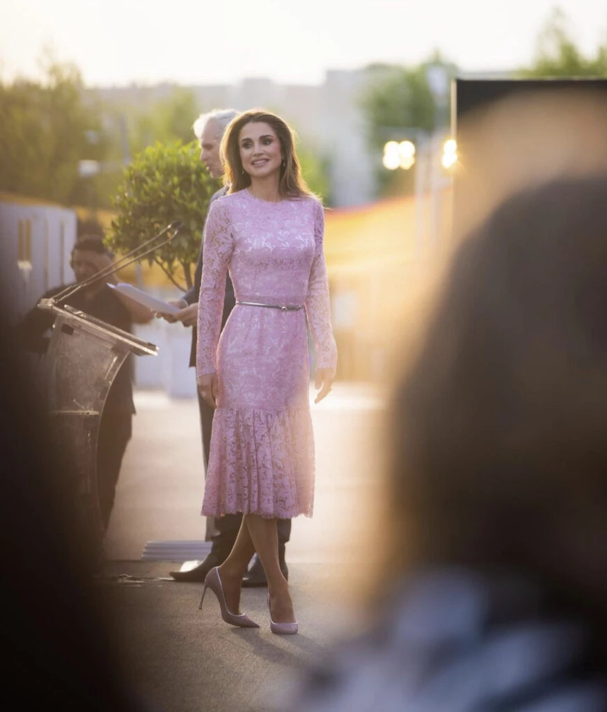 El look barbiecore chic de Rania de Jordania