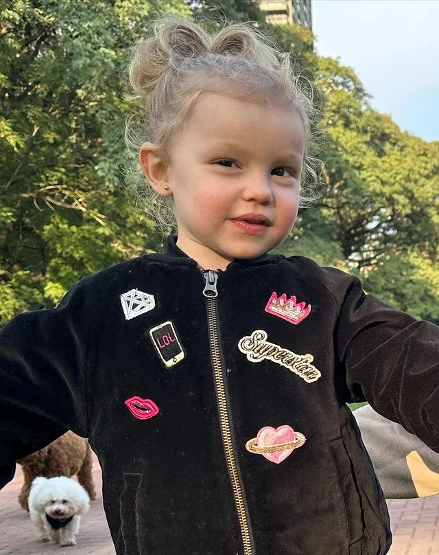 El look canchero de Ana, la hija de Pampita