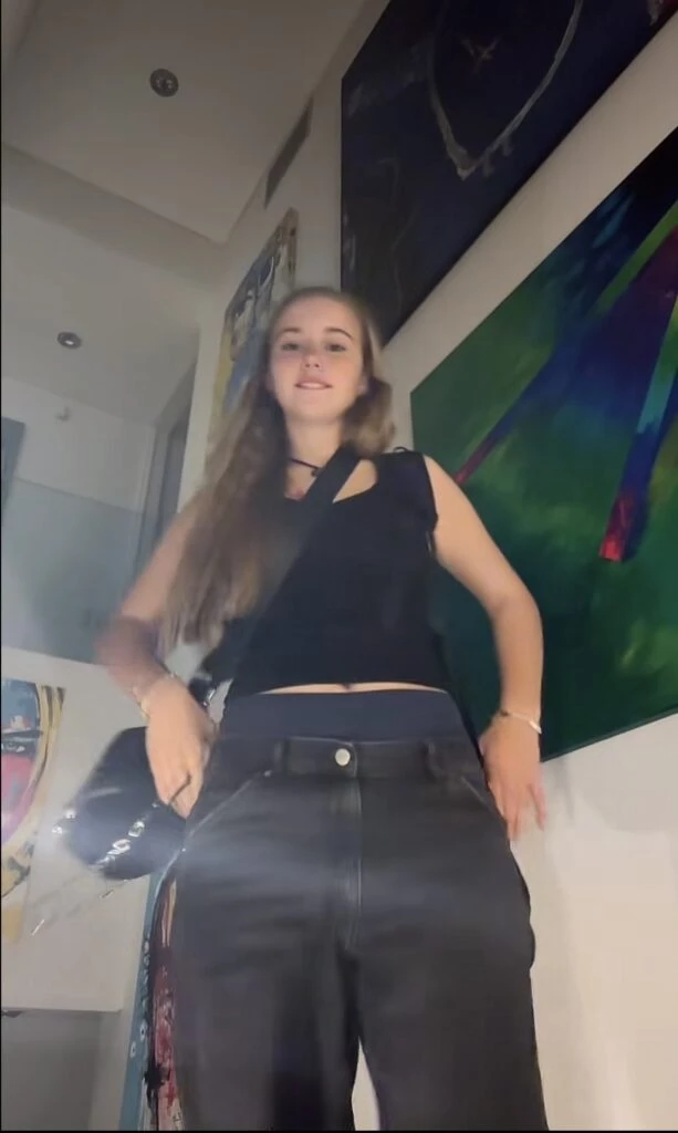 El look total black de Taína. Foto: TikTok.