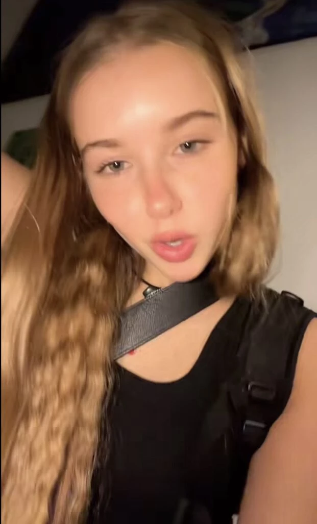 El look total black de Taína. Foto: TikTok.
