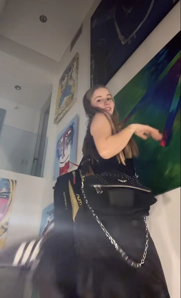 El look total black de Taína. Foto: TikTok.