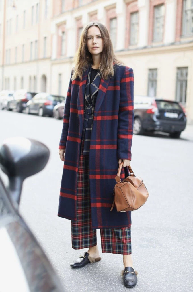 El tartán pisa fuerte este otoño 2023. Foto: Pinterest.