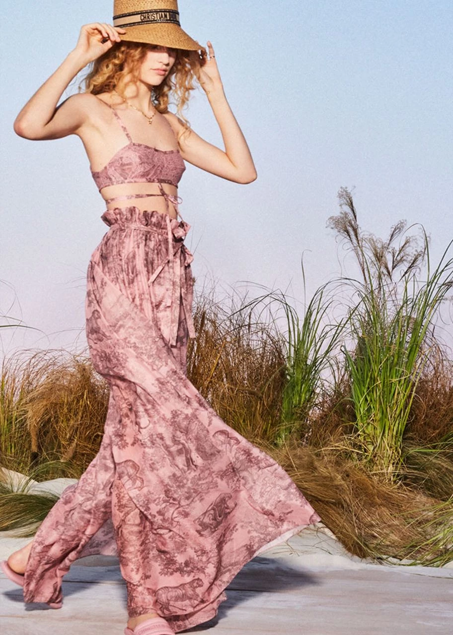 Dior acaba de presentar la cápsula de verano Dioriviera, una cautivadora colección de Maria Grazia Chiuri que encarna la esencia de la evasión y el encanto.