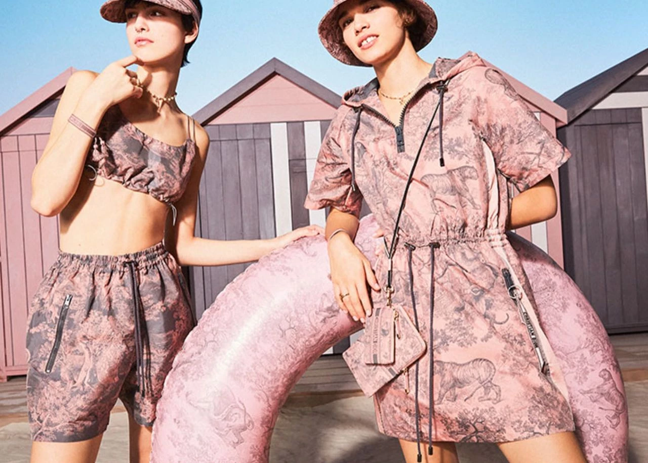Dior acaba de presentar la cápsula de verano Dioriviera, una cautivadora colección de Maria Grazia Chiuri que encarna la esencia de la evasión y el encanto.