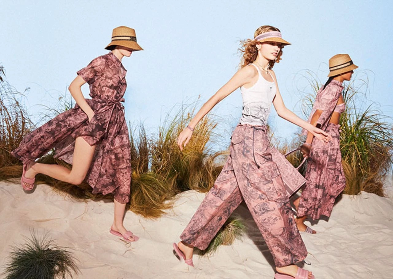 Dior acaba de presentar la cápsula de verano Dioriviera, una cautivadora colección de Maria Grazia Chiuri que encarna la esencia de la evasión y el encanto.