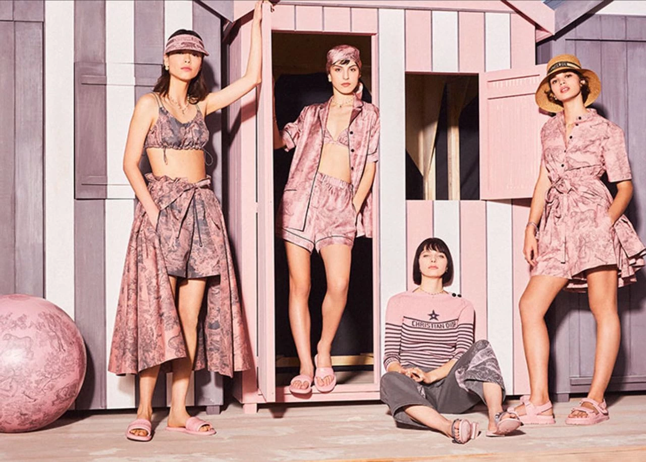 Dior acaba de presentar la cápsula de verano Dioriviera, una cautivadora colección de Maria Grazia Chiuri que encarna la esencia de la evasión y el encanto.