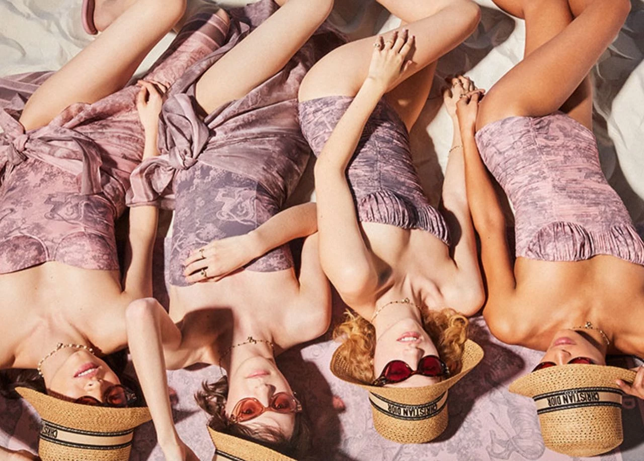 Dior acaba de presentar la cápsula de verano Dioriviera, una cautivadora colección de Maria Grazia Chiuri que encarna la esencia de la evasión y el encanto.
