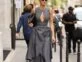 Kendall Jenner vestida de gris con mocasines