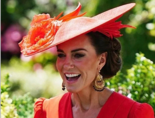 El look monocromático de Kate Middleton en Royal Ascot: llevó un outfit total red