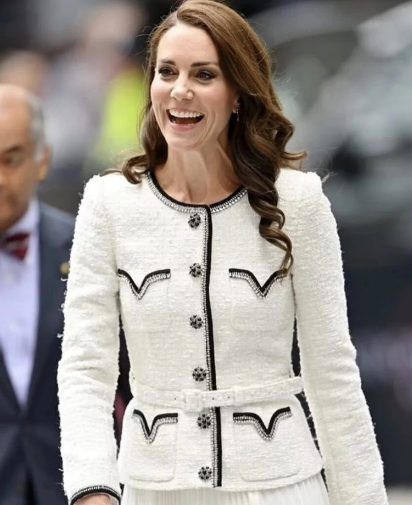 Kate Middleton sorprendió con una cartera Chanel. Foto: Instagram.