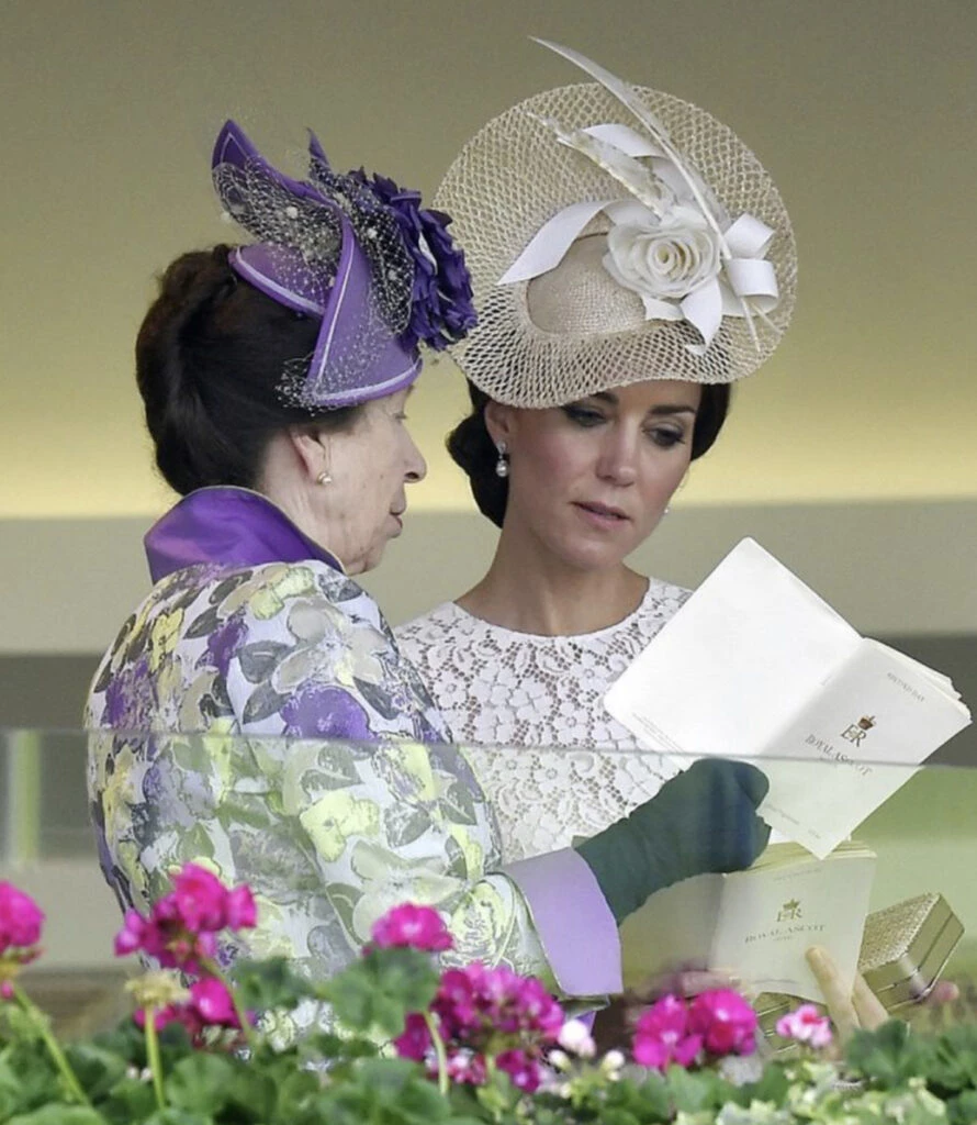 Kate y la princesa Ana en un evento. Foto: Pinterest.