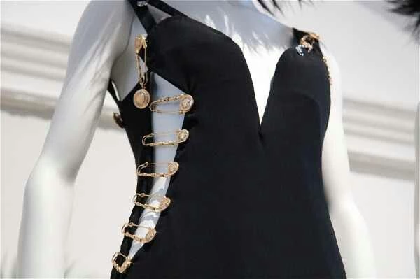 Vestido icono con ganchos de Versace