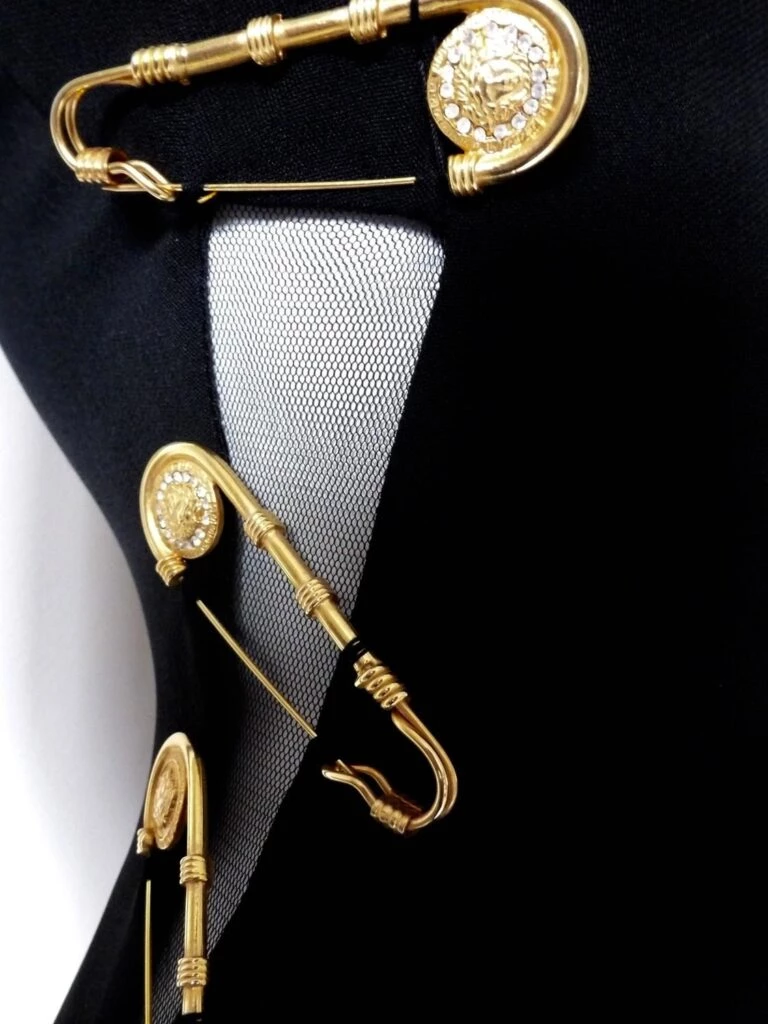 Vestido icono con ganchos de Versace