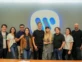 La China posando junto a Tomás Talarico, CEO de MOJO, y parte del equipo de Warner Music en su visita a las oficinas en Miami
