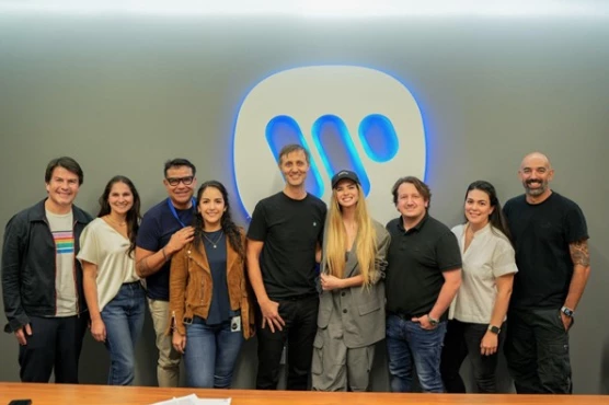 La China posando junto a Tomás Talarico, CEO de MOJO, y parte del equipo de Warner Music en su visita a las oficinas en Miami