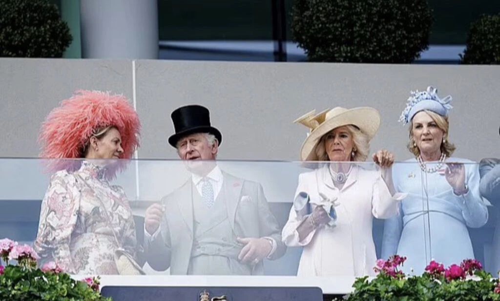 La Reina Camilla recicló vestido y sorprendió. Foto: Instagram.