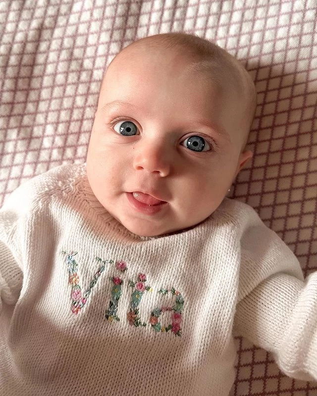 La hija de Cande Ruggeri lució un suéter personalizado