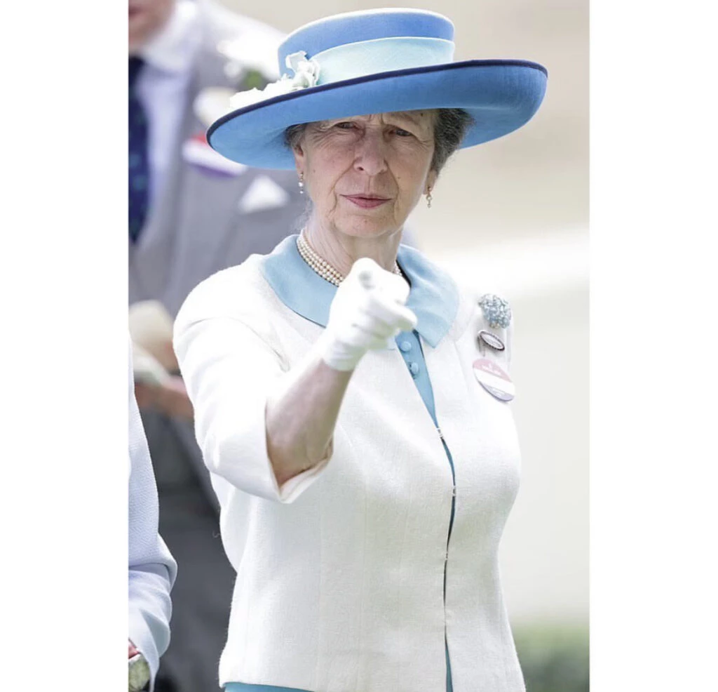 La princesa Ana con el mismo look que usó hace décadas. Foto: Instagram.