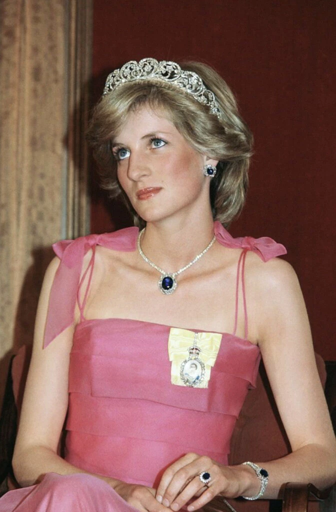 Lady Di con algunas de sus joyas que serán subastadas. Foto: Pinterest.