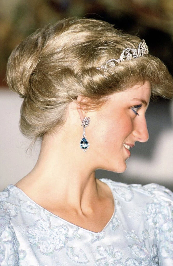 Lady Di con algunas de sus joyas que serán subastadas. Foto: Pinterest.