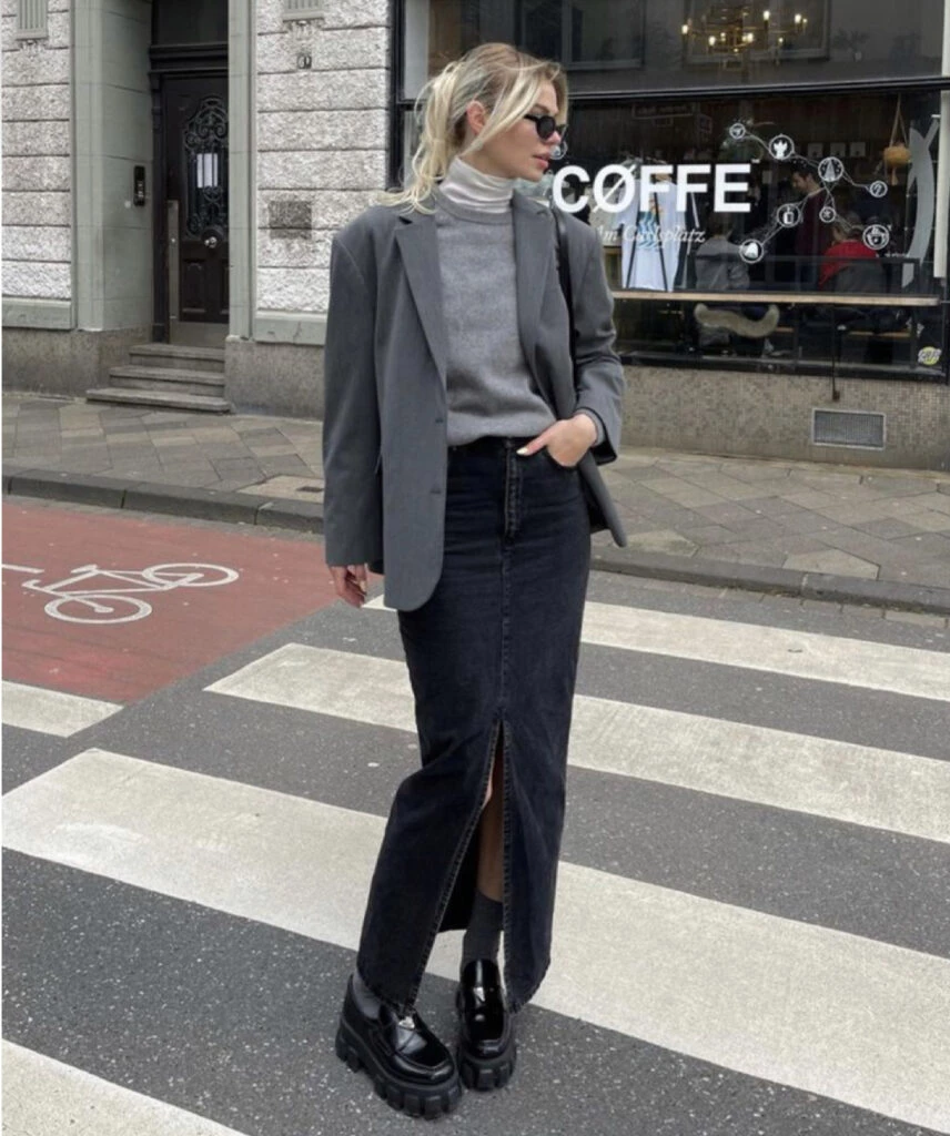 Las polleras de jean son un must-have este invierno 2023. Foto: Pinterest.