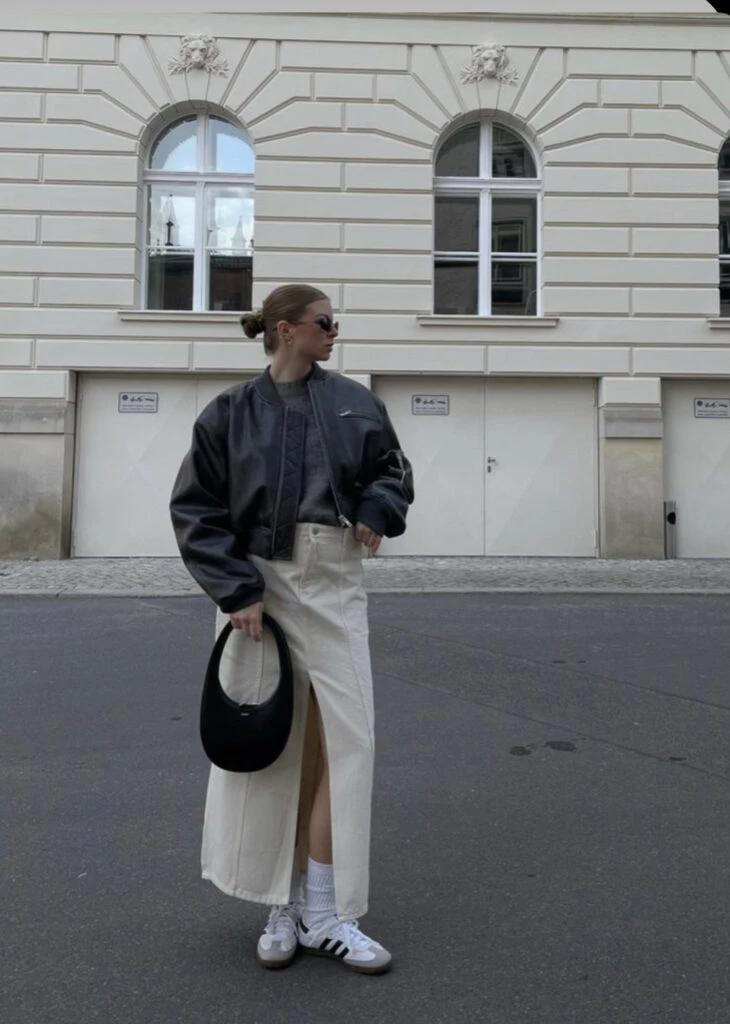 Las polleras de jean son un must-have este invierno 2023. Foto: Pinterest.