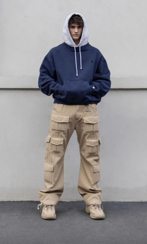 Los pantalones cargo son furor también en hombres. Foto: Pinterest.