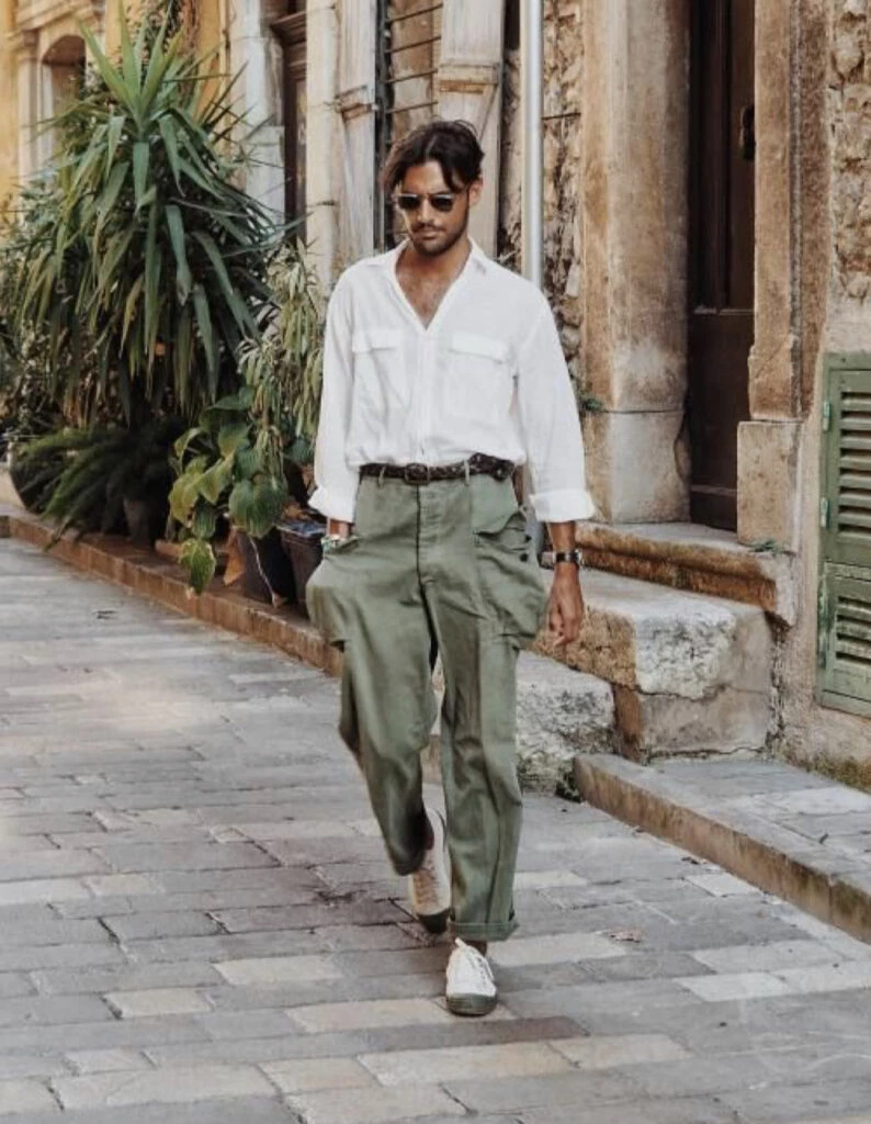 Los pantalones cargo son furor también en hombres. Foto: Pinterest.
