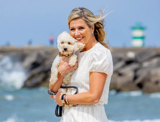 La historia de Mambo, el perro favorito de Máxima que es protagonista de las fotos en la playa de la familia real holandesa