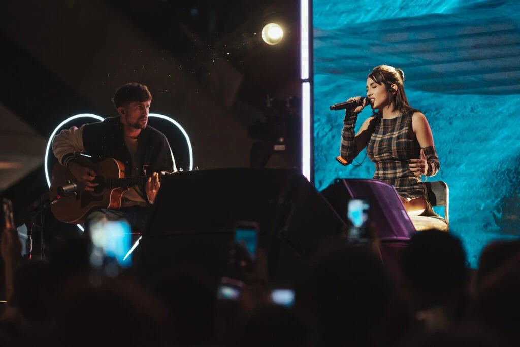 María Becerra cantó Corazón Vacío en un shopping repleto de fans