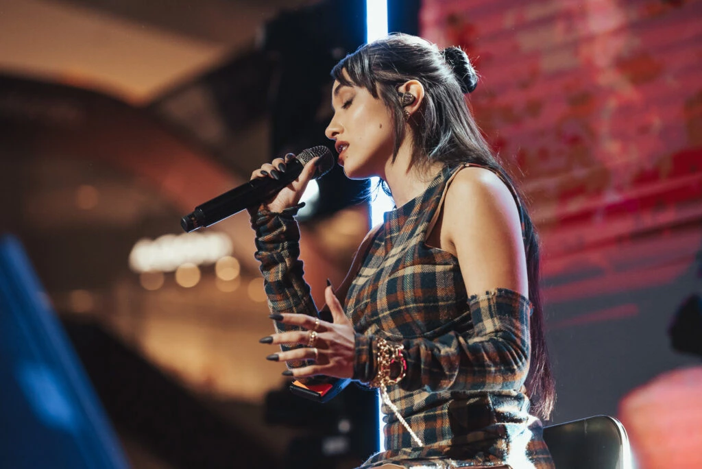 María Becerra cantó su nuevo hit en un shopping repleto de gente