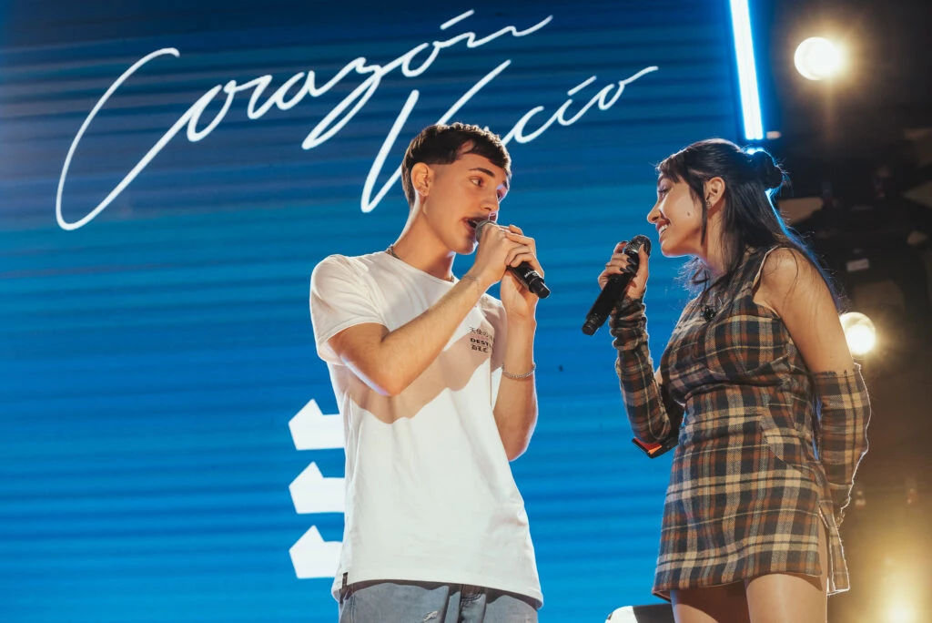 María Becerra invitó a un fanático a cantar con ella