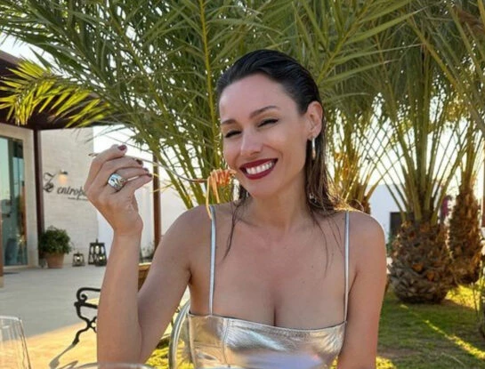 Pampita deslumbró con su look metalizado en Ibiza