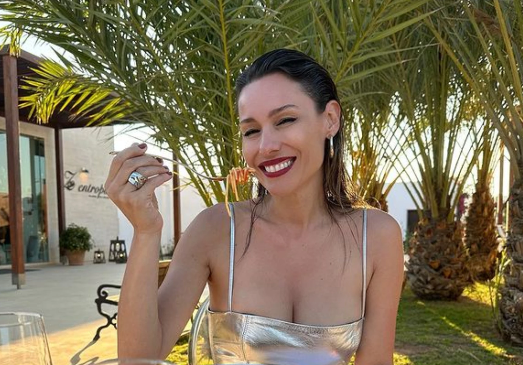Pampita deslumbró con su look metalizado en Ibiza