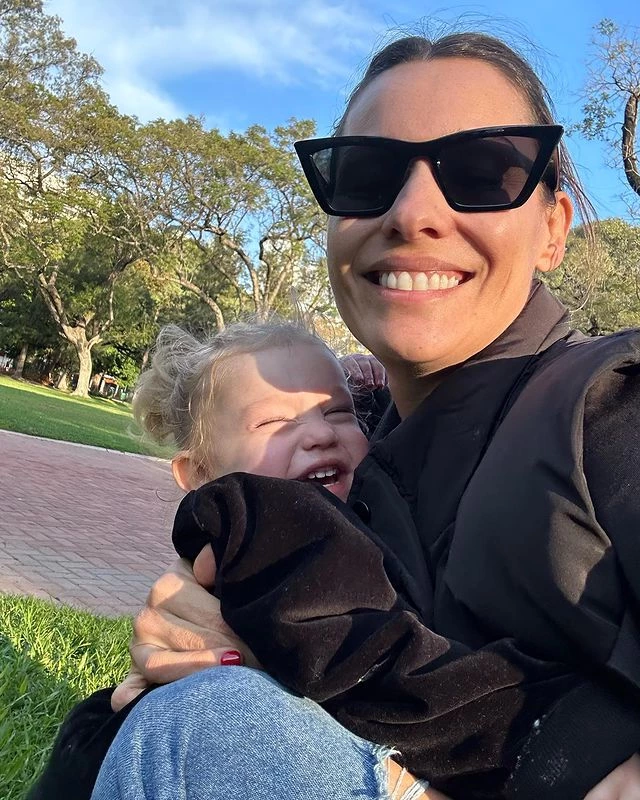 Pampita junto a su hija Ana en un parque