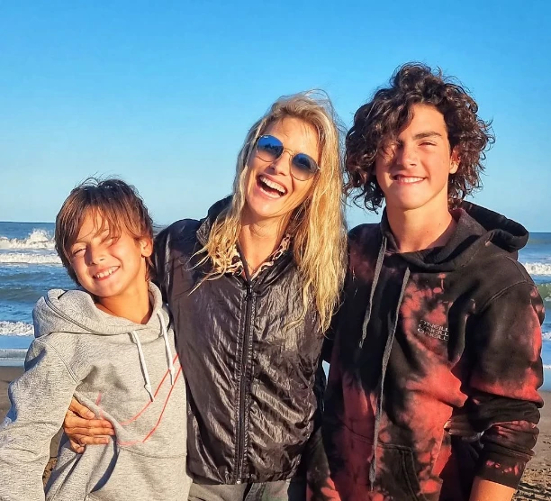 Pía Slapka con sus hijos