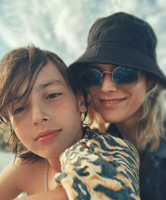 Pía Slapka con sus hijos