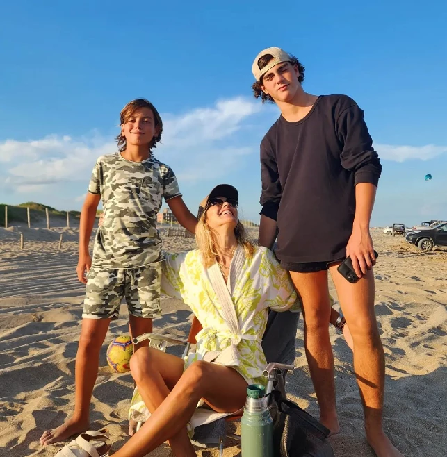 Pía Slapka con sus hijos