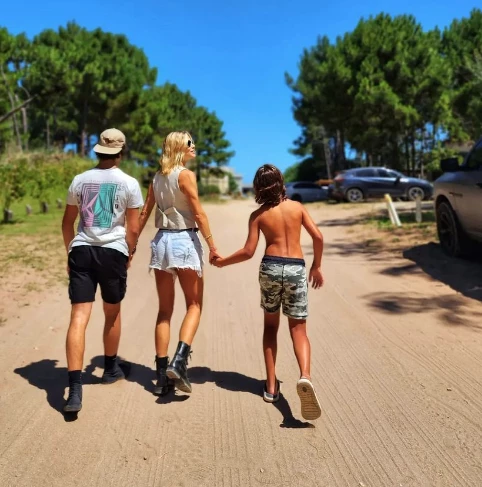 Pía Slapka con sus hijos