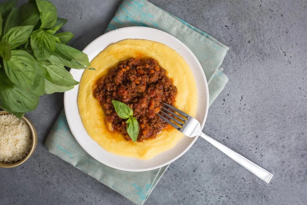 Polenta con bolognesa de lentejas_Gen V