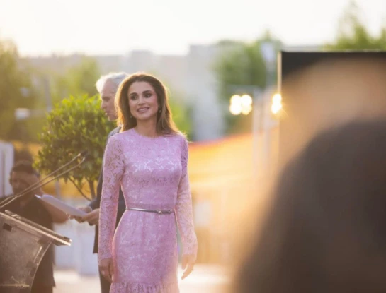 Rania de Jordania marcó tendencia con un vestido de jean 