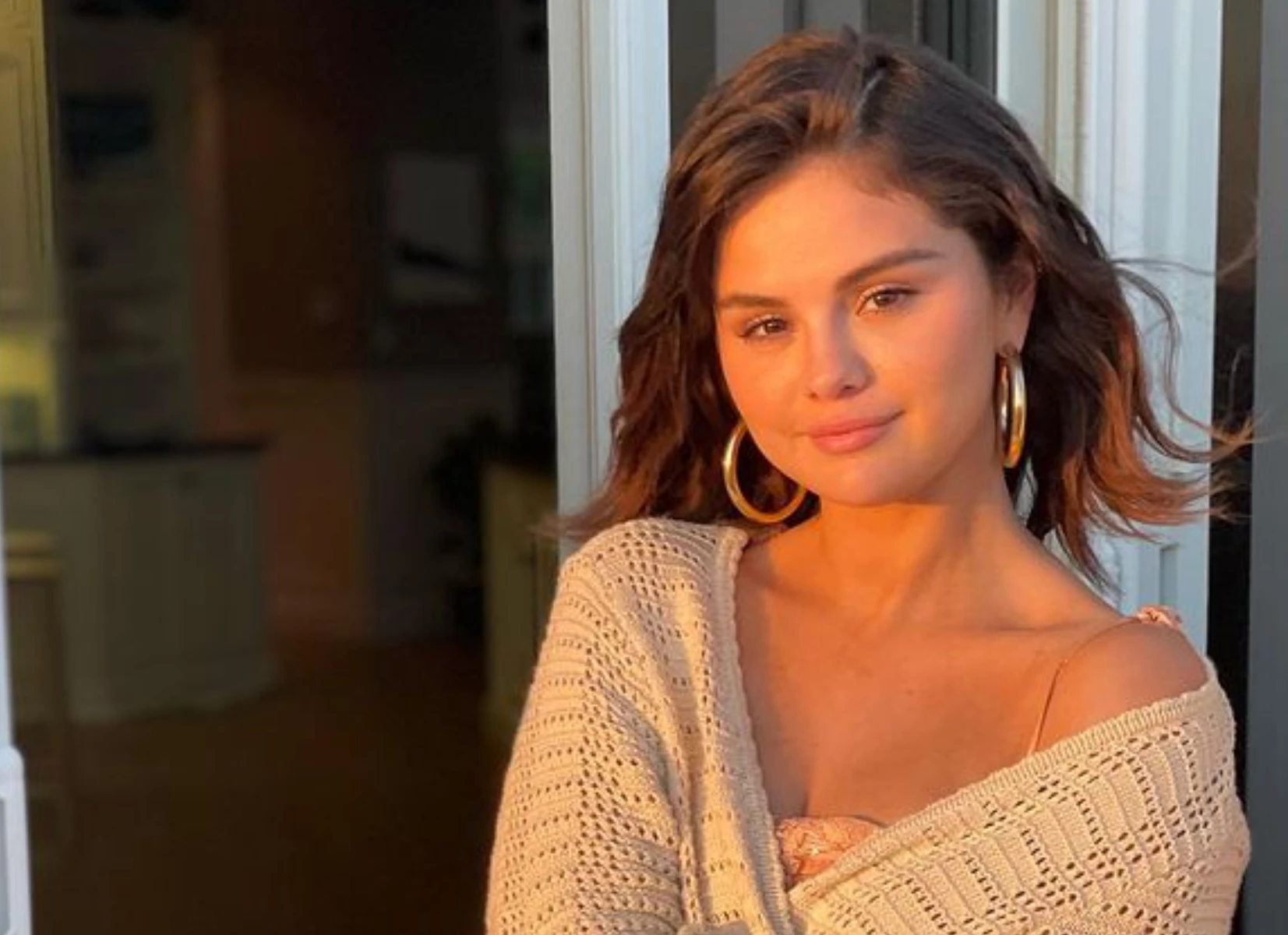 Selena Gómez apostó al flequillo cascada, el corte tendencia este 2023