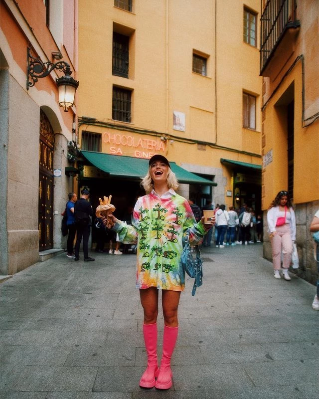 Stefi Roitman cautivó con sus botas rosa