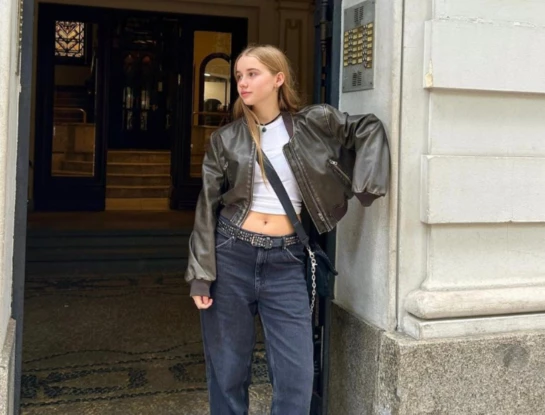 ¿Estás lista para la tendencia del jean metalizado? Taína Gravier ya está apostando por ella