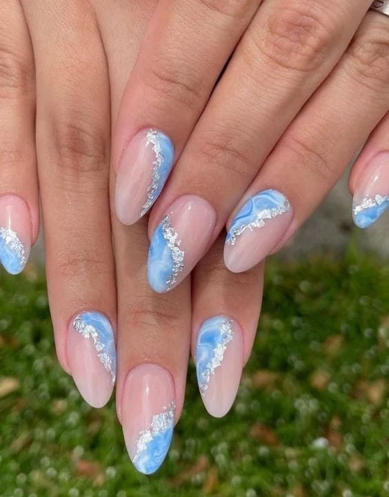 Uñas con diseño de mar