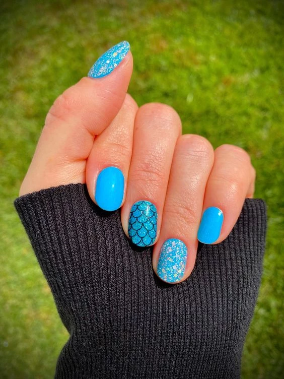 Uñas inspiradas en sirenas y mar